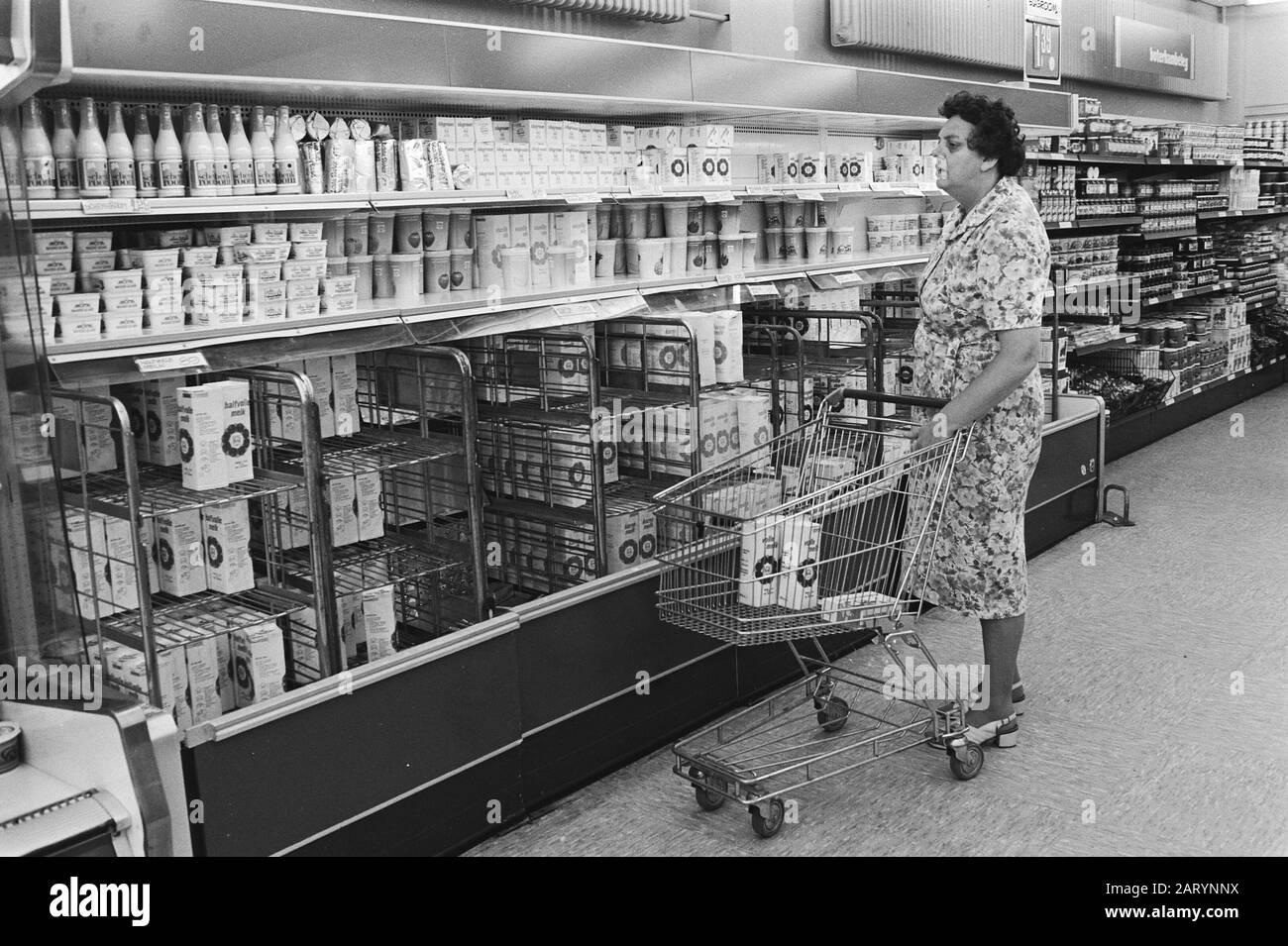 Prix du lait gratuit Prix du lait gratuit, supermarché (département laitier) Date : 2 septembre 1980 mots clés : prix du lait, supermarchés Banque D'Images