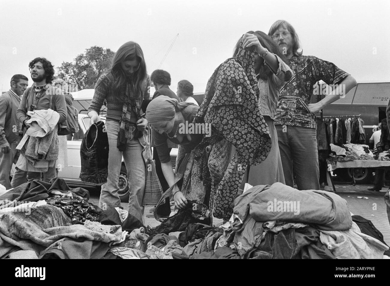 Vêtements usagés sur Waterlooplein, jeunes regardant des vêtements de Date: 2 août 1972 lieu: Amsterdam, Noord-Holland mots clés: Vêtements Banque D'Images