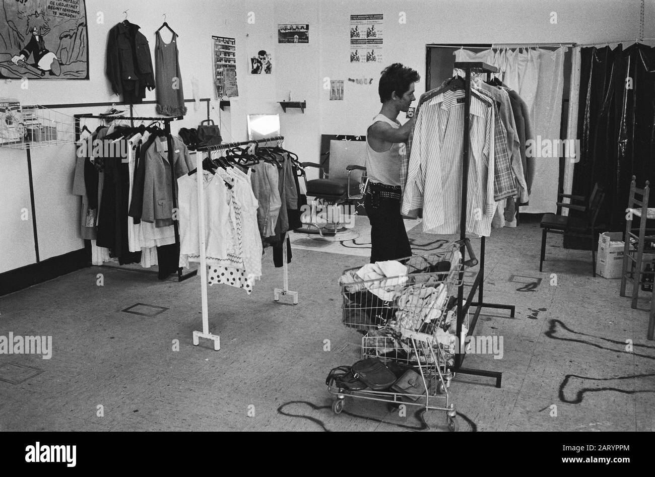 Vivre et travailler dans le complexe de squatting Wyers au Nieuwezijds Voorburgwal à Amsterdam Vêtements Usagés Date: 18 août 1983 lieu: Amsterdam, Noord-Holland mots clés: Vêtements, squatters, sociétés Nom de l'institution: Wyers Banque D'Images