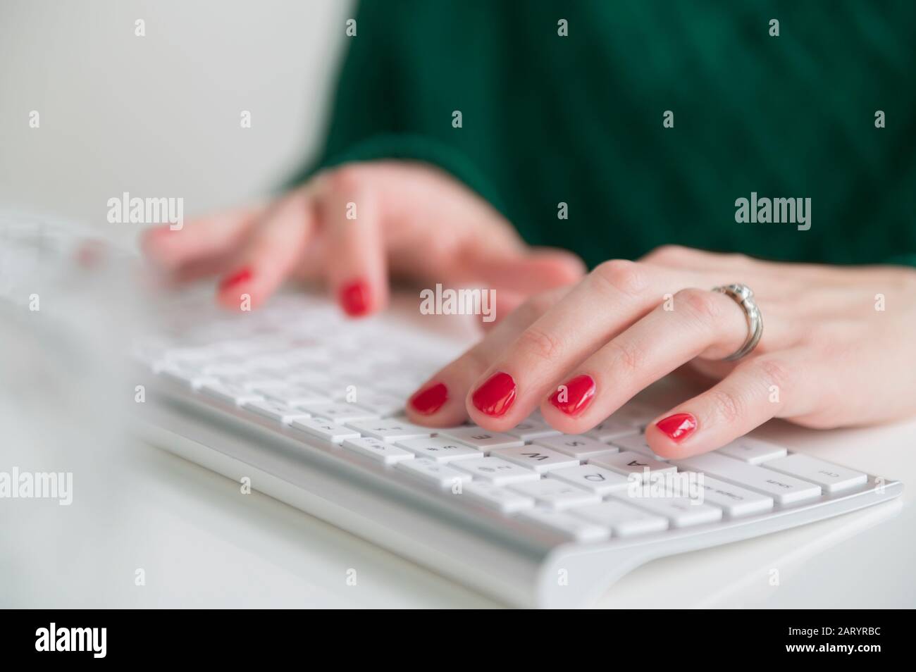 Femme de taper au clavier Banque D'Images