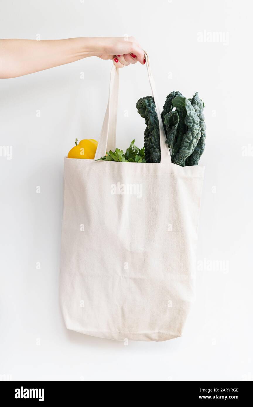 Femme tenant un sac de légumes Banque D'Images