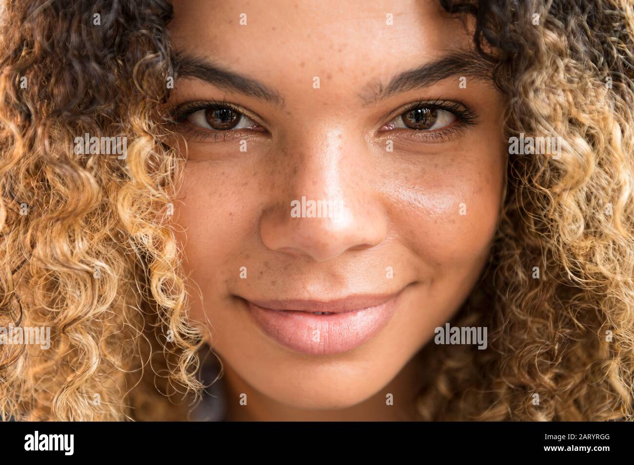 Smiling woman looking at camera Banque D'Images