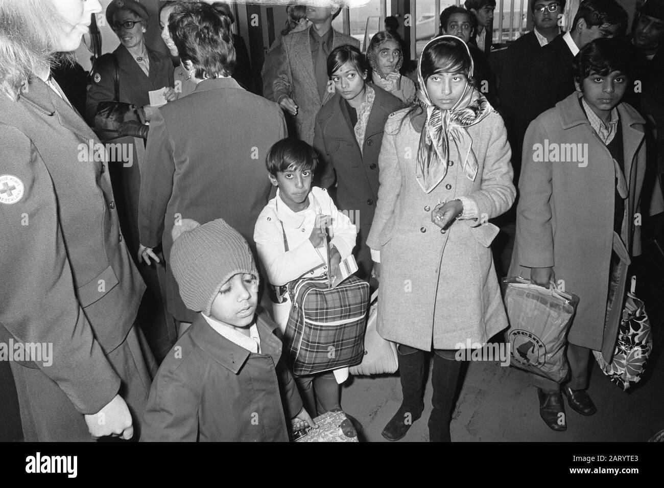 Asiatiques expulsés d'Ouganda à Schiphol Date: 30 novembre 1972 lieu: Noord-Holland, Schiphol mots clés: Familles Nom personnel: Asians Banque D'Images