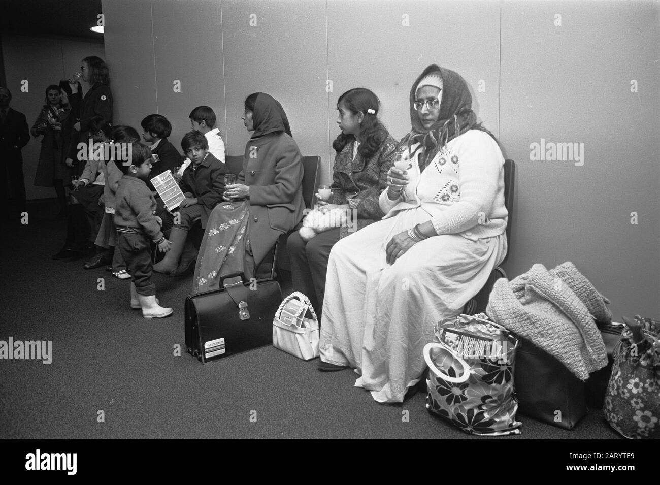 Asiatiques expulsés d'Ouganda à Schiphol Date: 30 novembre 1972 lieu: Noord-Holland, Schiphol mots clés: Familles Nom personnel: Asians Banque D'Images