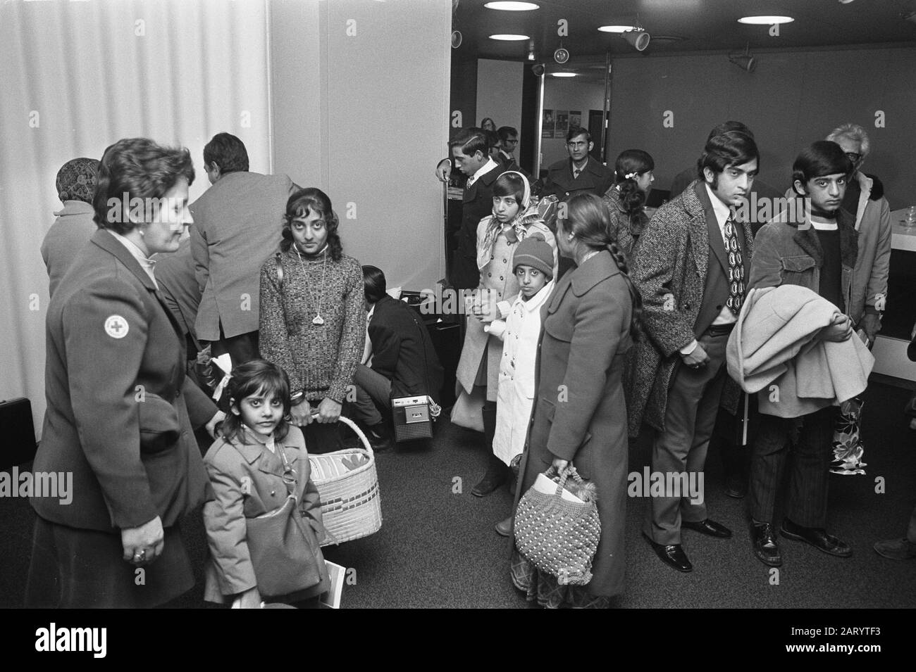 Asiatiques expulsés d'Ouganda à Schiphol Date: 30 novembre 1972 lieu: Noord-Holland, Schiphol mots clés: Familles Nom personnel: Asians Banque D'Images