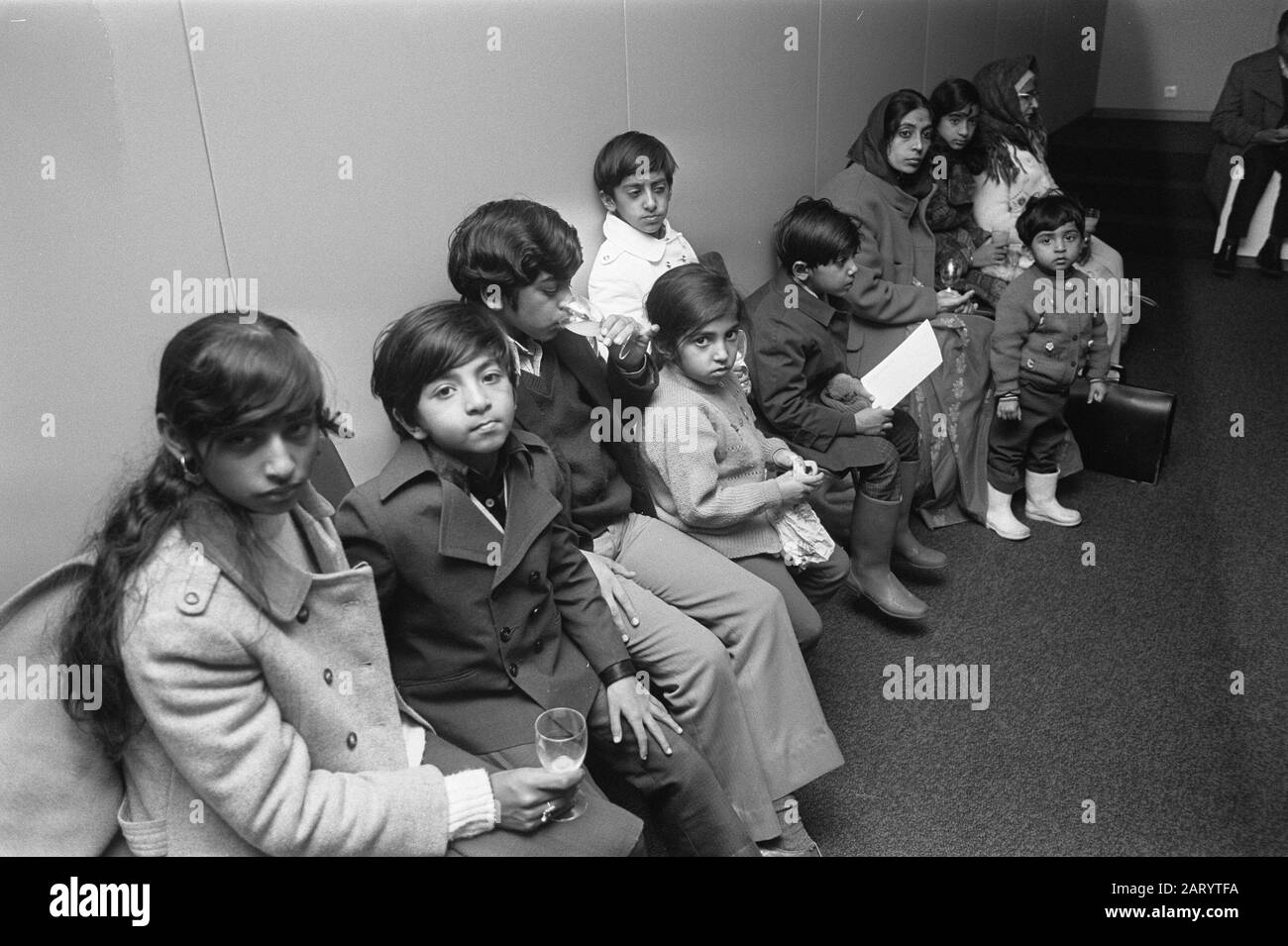 Asiatiques expulsés d'Ouganda à Schiphol Date: 30 novembre 1972 lieu: Noord-Holland, Schiphol mots clés: Familles Nom personnel: Asians Banque D'Images