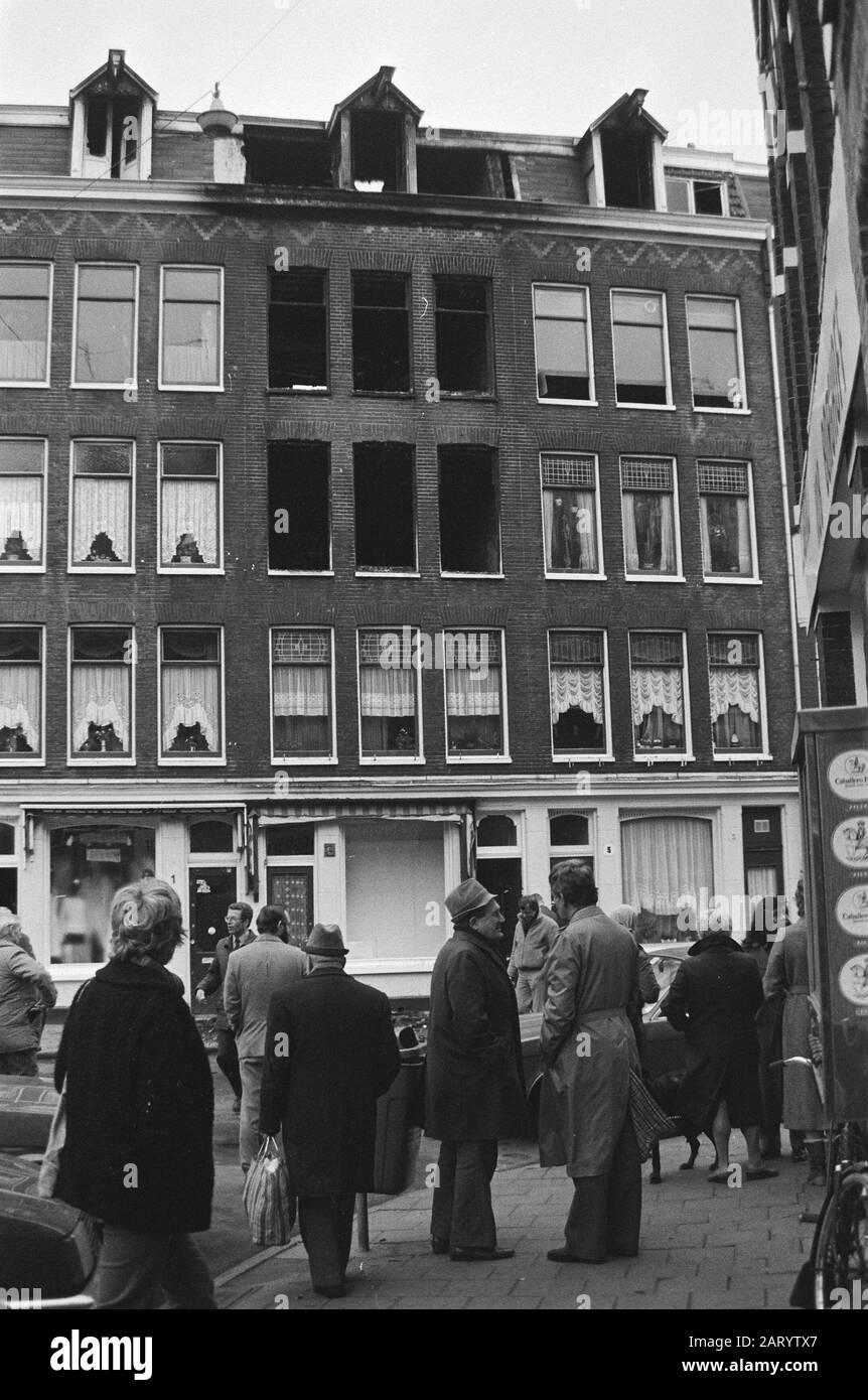 Bâtiment U-Burnt à la Bentinckstraat à Amsterdam. Le feu a coûté la vie à trois personnes Date: 15 février 1982 lieu: Amsterdam, Noord-Holland mots clés: Feux Banque D'Images