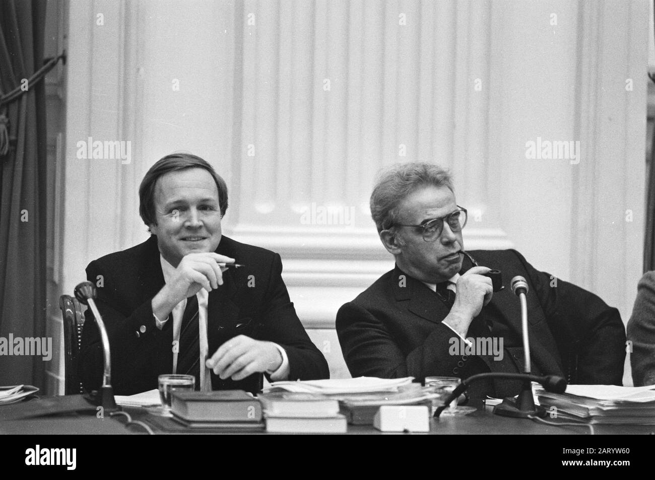 Commission élargie des affaires économiques sur la politique énergétique Budget d'État 1982 le ministre Terlouw (l.) et le président Hermsen Date: 22 février 1982 mots clés: Budgets, réunions de la commission Nom personnel: HERMSEN Banque D'Images