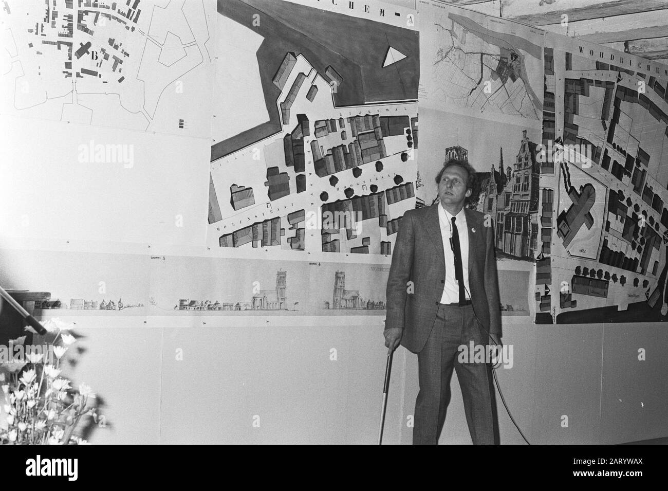 Prins Claus donne le début de la réhabilitation des Woudrichems à Woudrichem Explication des dessins pour les travaux de restauration Date: 14 mai 1971 lieu: Noord-Brabant, Woudrichem mots clés: Dessins Banque D'Images