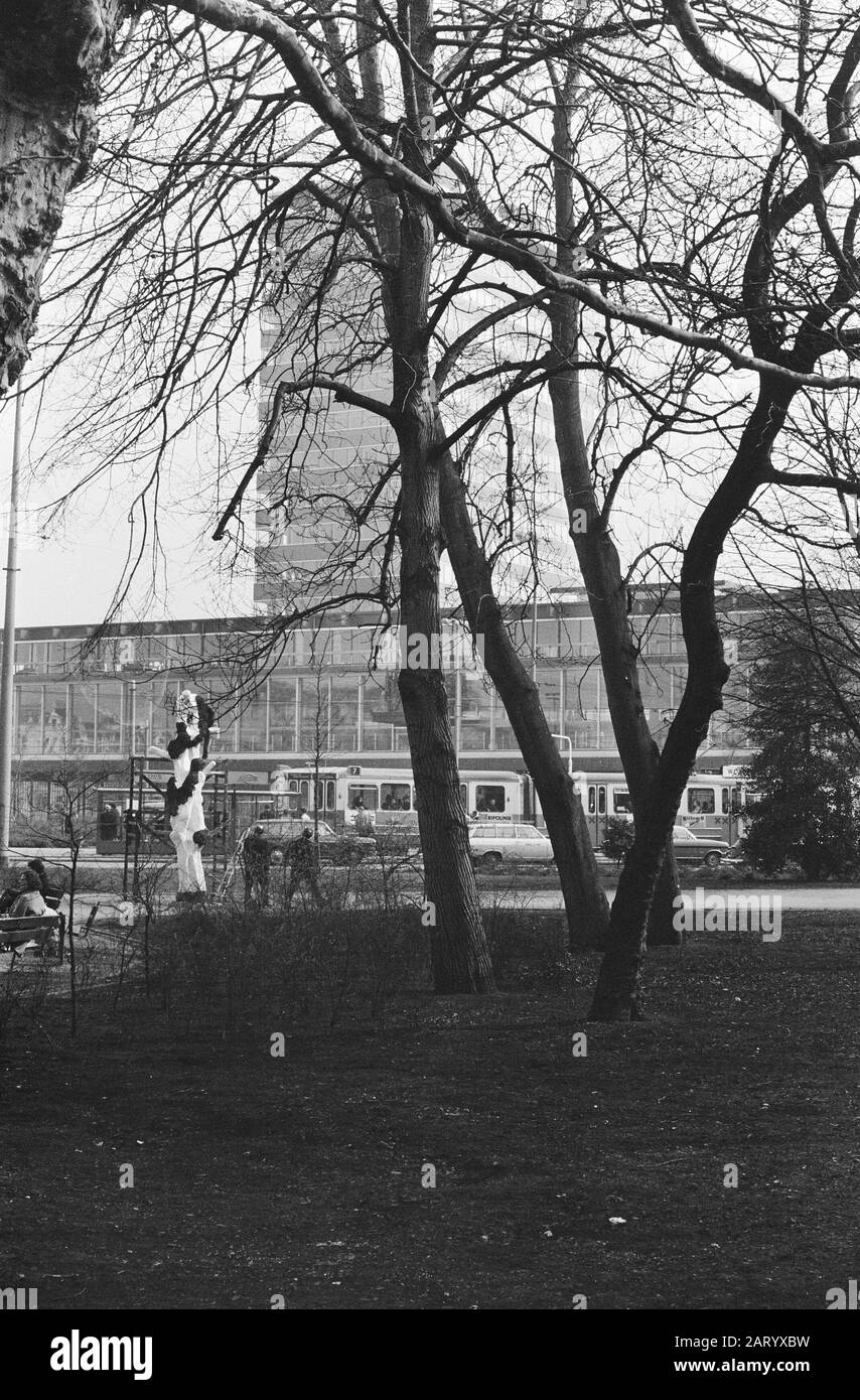 Le sculpteur André van der Linden transforme un arbre mort en une œuvre d'art sur Van der Linden travaillant sur son arbre, en arrière-plan la construction de la Nederlandsche Bank avec l'arbre a laissé la statue d'Ossip Zadkine Annotation: La statue est intitulée: Monument à un arbre tombé Date: 8 avril 1971 lieu: Amsterdam, Noord-Holland mots clés: Statues, sculpteurs, arbres, oeuvres d'art Nom personnel: Linden, André van der Banque D'Images