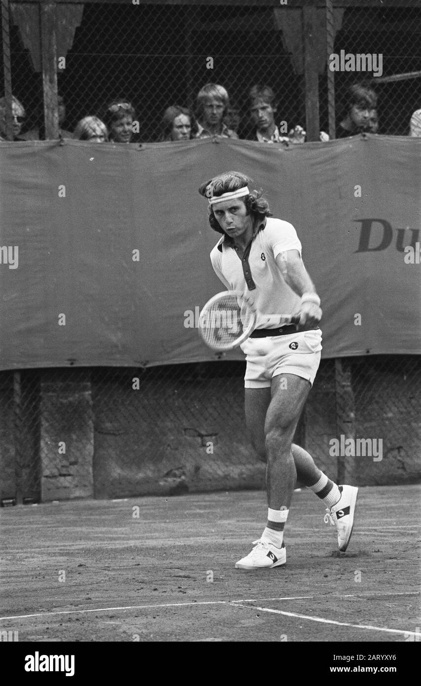 Championnats internationaux de tennis 1975 à la Milkhuisje à Hilversum Villas (Argentine) en action Date: 16 juillet 1975 lieu: Hilversum, Milkhuisje, Noord-Holland mots clés: Tennis, tournois Nom personnel: Vilas, Guillermo Nom de l'établissement: Melkhuisje,'t Banque D'Images