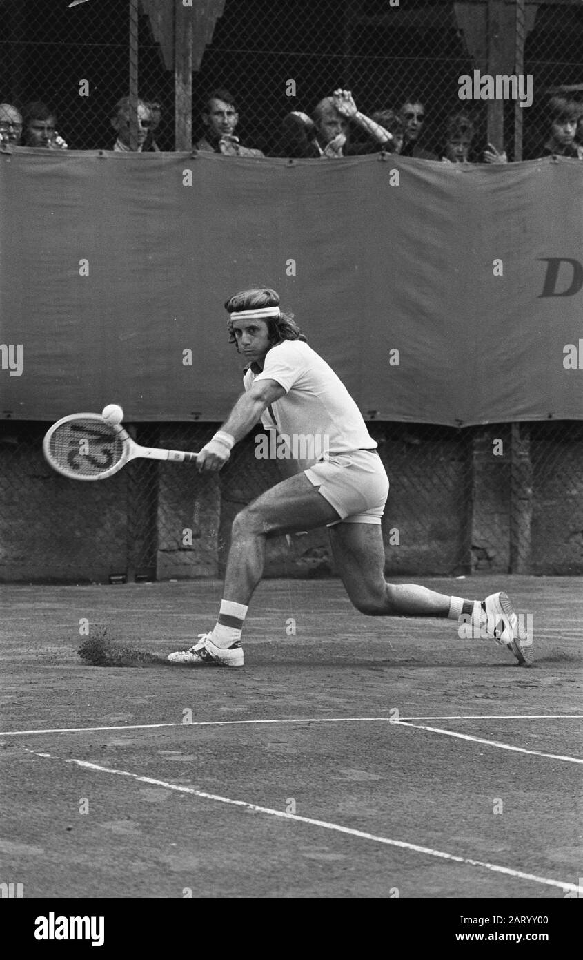 Championnats internationaux de tennis 1975 au Milkhuisje à Hilversum Villas (Argentine) joue le ballon Date: 16 juillet 1975 lieu: Hilversum, Milkhuisje, Noord-Holland mots clés: Tennis, tournois Nom personnel: Vilas, Guillermo Nom de l'établissement: Milkhuisje,'t Banque D'Images