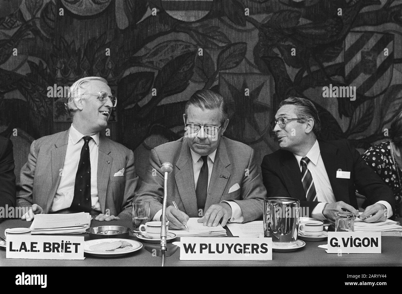 Dernière assemblée des actionnaires de la Slavenburg's Bank à Rotterdam, dont le nom change à crédit Lyonnais Pays-Bas le 1er juillet 1983 V.l.n.n. Briët, Président du Conseil de surveillance W. Pluygers et PDG Vison of Credit Lyonnais Date: 28 juin 1983 lieu: Rotterdam, Zuid-Holland mots clés: Banques, prises de contrôle, présidents Nom personnel: Pluygers, W., Vichon, Georges Banque D'Images