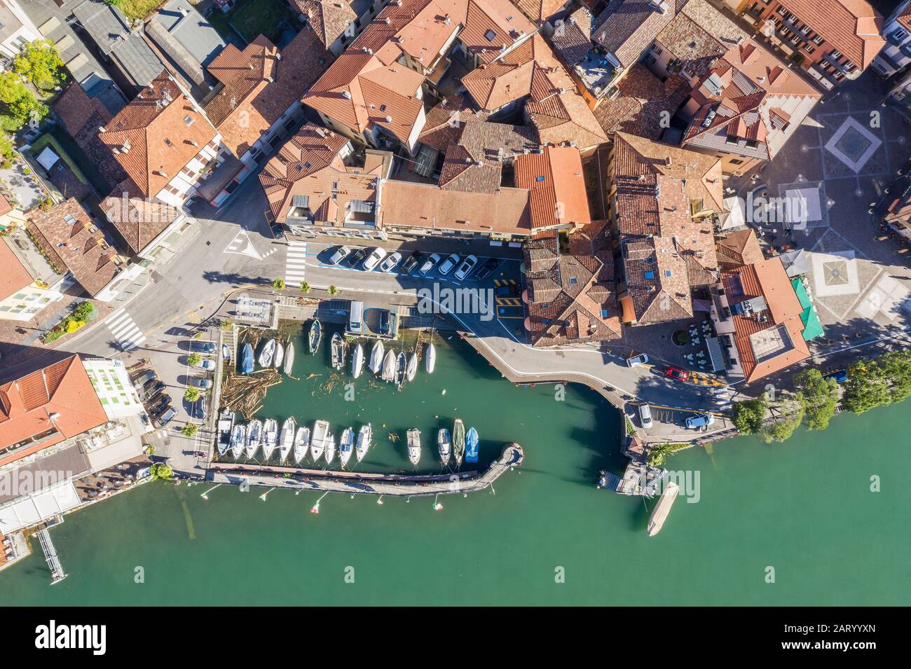 Vue aérienne des bâtiments et du port de plaisance sur le lac de Côme en Lombardie, Italie Banque D'Images
