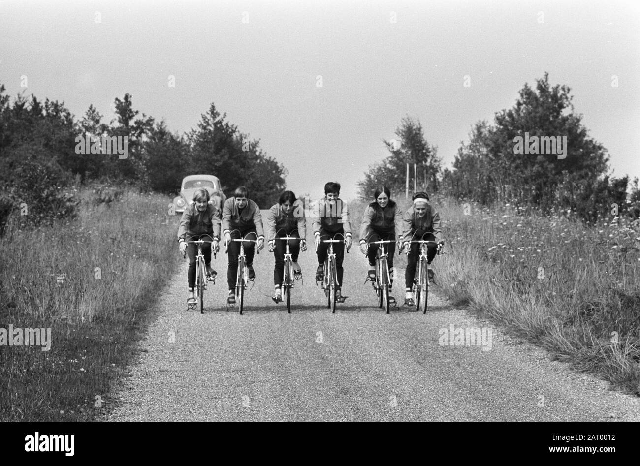 Préparatifs coupe du monde sur la route à Heerlen (Nuth). L'équipe féminine néerlandaise pour la route Date: 28 août 1967 lieu: Heerlen, Nuth mots clés: Mesdames, sport, championnats du monde, cyclisme personnel: Hage, Hage, Hondeveld, Jonkers, Paul, Smulders Banque D'Images