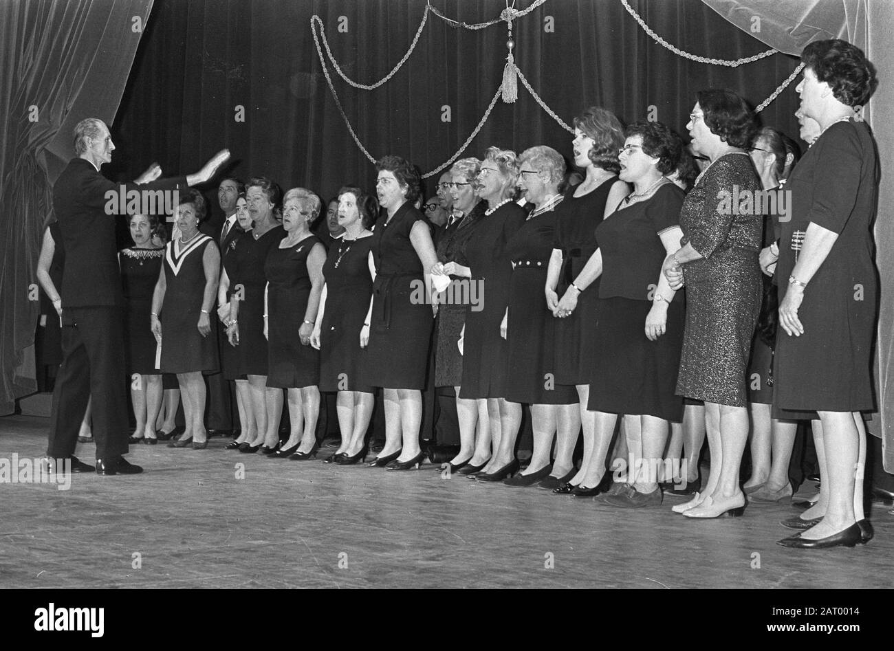 Présentation dans la salle de congrès RAI pour Israël par des artistes célèbres, une chorale juive chante le Wilhelmus, deuxième à droite est Heintje Davids Date: 10 juin 1967 lieu: Amsterdam, North -Holland mots clés: Artistes, chorales, spectacles, chanteurs, chorales Nom personnel: Davids, H., Davids, Heintje Banque D'Images