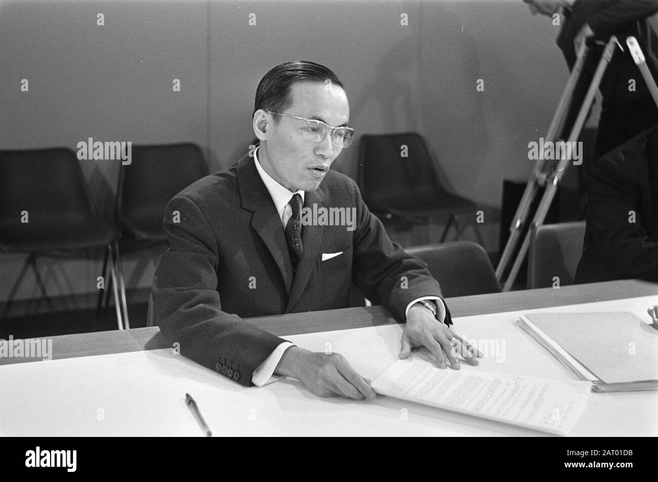 L'Ambassadeur Sud-Vietnamien Pour L'Angleterre Et Les Pays-Bas, Le Ngoc Chan Aux Diplomates De Schiphol Date : 11 Juillet 1969 Lieu : Noord-Holland, Schiphol Mots Clés : Diplomates Nom Personnel : Le Ngoc Chan Banque D'Images