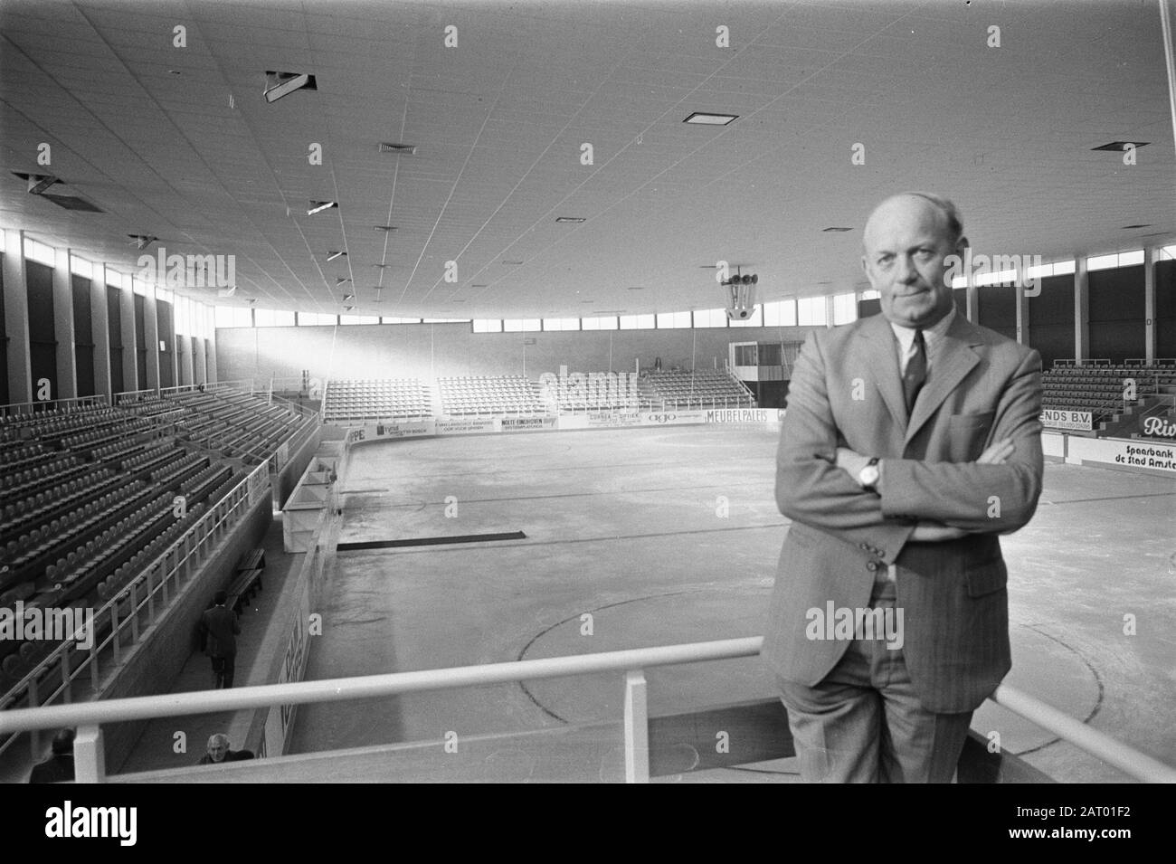 Deux jours avant l'ouverture de la salle de glace sur le Complexe de glace Jaap Eden Directeur H. W. J. Pil dans le hall Date: 29 octobre 1973 lieu: Amsterdam, Noord-Holland mots clés: Directeurs, ouvertures, patinoire, salles de patinage Nom personnel: PIL, H.W.J. Banque D'Images