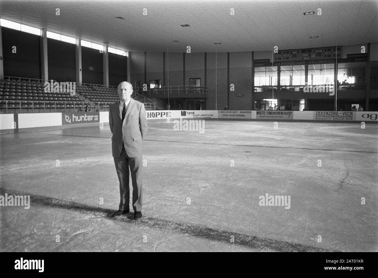 Deux jours avant l'ouverture de la salle des glaces sur le Complexe de glace Jaap Eden, directeur H.W.J. Comprimé dans le hall Date: 29 octobre 1973 lieu: Amsterdam, Noord-Holland mots clés: Directeurs, ouvertures, patinoires, salles de patinage Banque D'Images