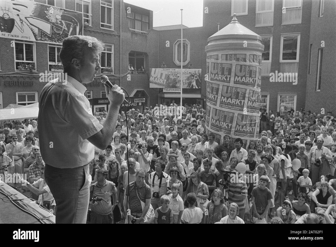 Ce week-end Uitmarkt à Amsterdam; André van Duin sur l'une des nombreuses étapes de l'Uitmarkt à Amsterdam Date: 25 août 1984 lieu: Amsterdam, Noord-Holland mots clés: Marchés Nom personnel: Dune, André van Institutionsnnaam: Uitmarkt Banque D'Images