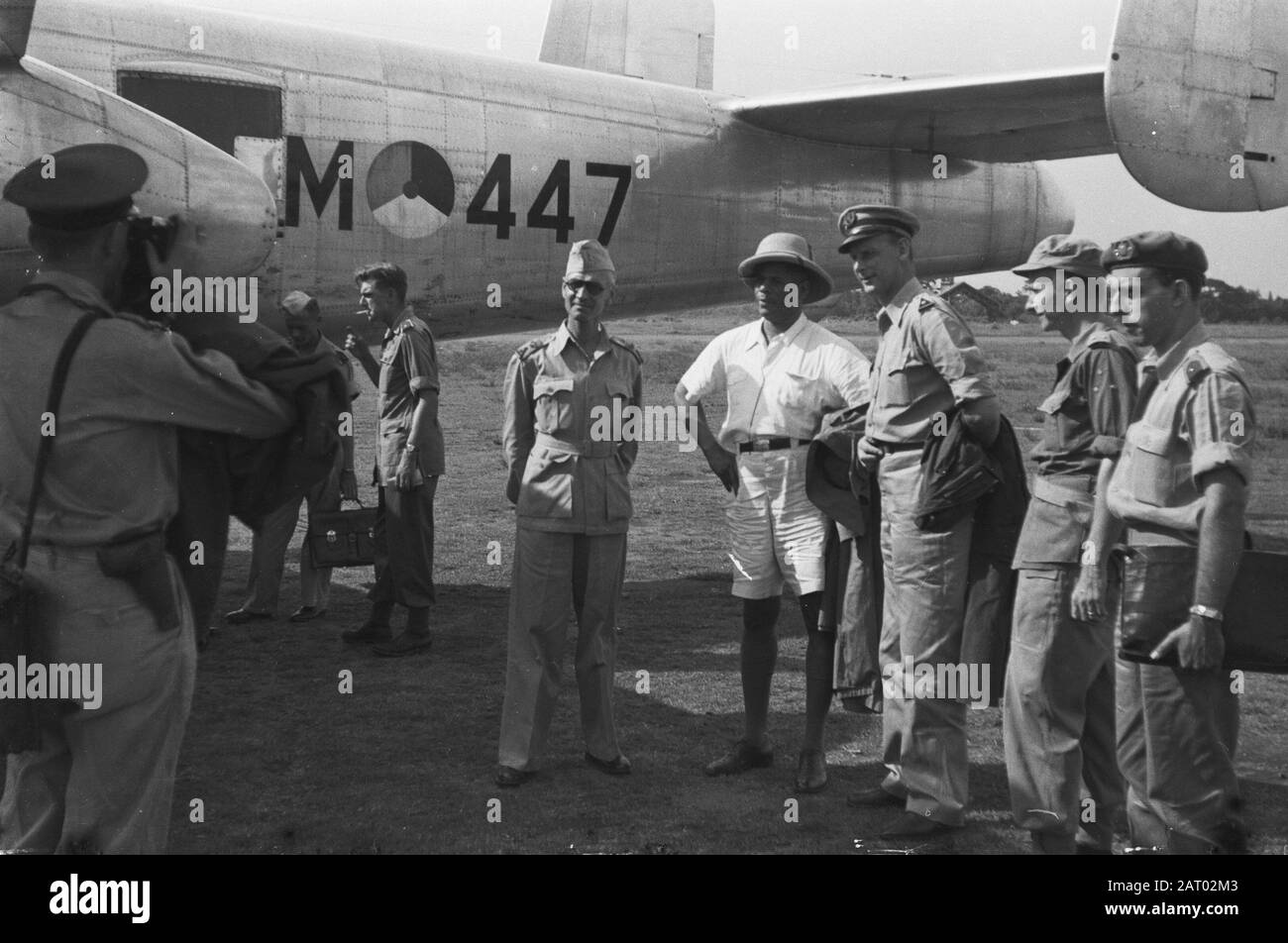Visitez Le Colonel Julian En Indonésie Djocja. Le colonel Julian pose pour un photographe avec le colonel D.R.A. van Langen (à gauche) et Le Major Koekebakker Annotation: Le colonel noir américain b.d. Hubert F. Julian, un ancien pilote surnommé Black Eagle, a visité l'Indonésie en tant que journaliste. Il était farouchement anti-communiste et soutenait l'attitude néerlandaise dans le conflit. Date : Janvier 1949 Lieu : Indonésie, Antilles Néerlandaises De L'Est Banque D'Images
