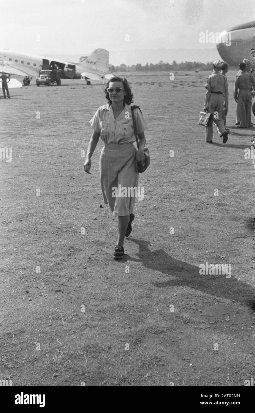 Visitez Le Colonel Julian En Indonésie Djocja. Une femme en uniforme avec lunettes de soleil à l'aéroport Annotation: Le colonel noir américain b.d. Hubert F. Julian, un ancien pilote surnommé Black Eagle, a visité l'Indonésie en tant que journaliste. Il était farouchement anti-communiste et soutenait l'attitude néerlandaise dans le conflit. Date : Janvier 1949 Lieu : Indonésie, Antilles Néerlandaises De L'Est Banque D'Images