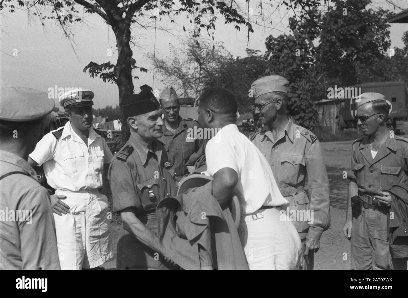 Visitez le Colonel Julian en Indonésie Jokjakarta : le Colonel Julian accueille le Colonel français Morrison, l'un des observateurs militaires de la CGM. [Colonel droit D.R.A. van Langen] Annotation : le colonel noir américain b.d. Hubert F. Julian, un ancien pilote surnommé Black Eagle, a visité l'Indonésie en tant que journaliste. Il était farouchement anti-communiste et soutenait l'attitude néerlandaise dans le conflit. Date : Janvier 1949 Lieu : Indonésie, Antilles Néerlandaises De L'Est Banque D'Images