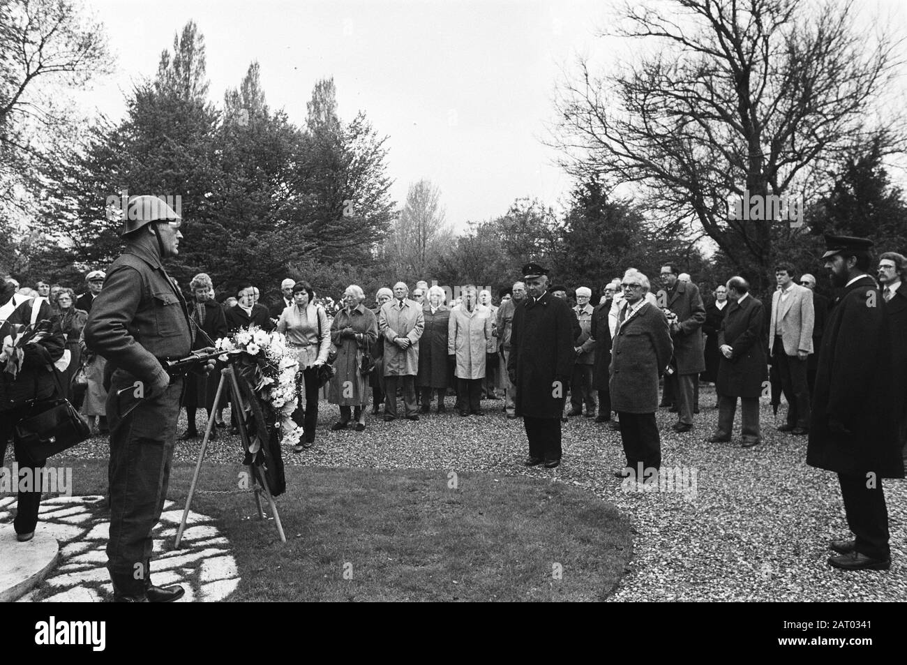 Victimes du Souvenir WO-II, placé sur le nouveau Oostercdastrina au nom du conseil municipal A'dam flowers, Polak Date: 4 mai 1981 lieu: Amsterdam, Noord-Holland mots clés: Débits, commémorations, couronnes Nom de l'institution: Oosterctrós, seconde Guerre mondiale Banque D'Images