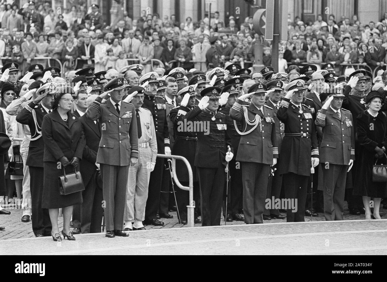 Commémoration des morts au Monument National sur la place du Dam, couple royal pendant le jeu Wilhelmus Date: 4 mai 1966 lieu: Amsterdam, Noord-Holland mots clés: Commémorations, monuments Nom de l'institution: Wilhelmus Banque D'Images
