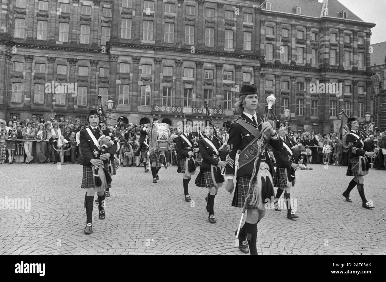 Joueurs de bagpipe sur la place du Dam; membres du groupe De Tuyaux de la Brigade des garçons de Hawich d'Ecosse, en action sur la place du Dam à Amsterdam Date: 30 juillet 1974 lieu: Amsterdam, Ecosse mots clés: Bagpipes, corps de musique Banque D'Images