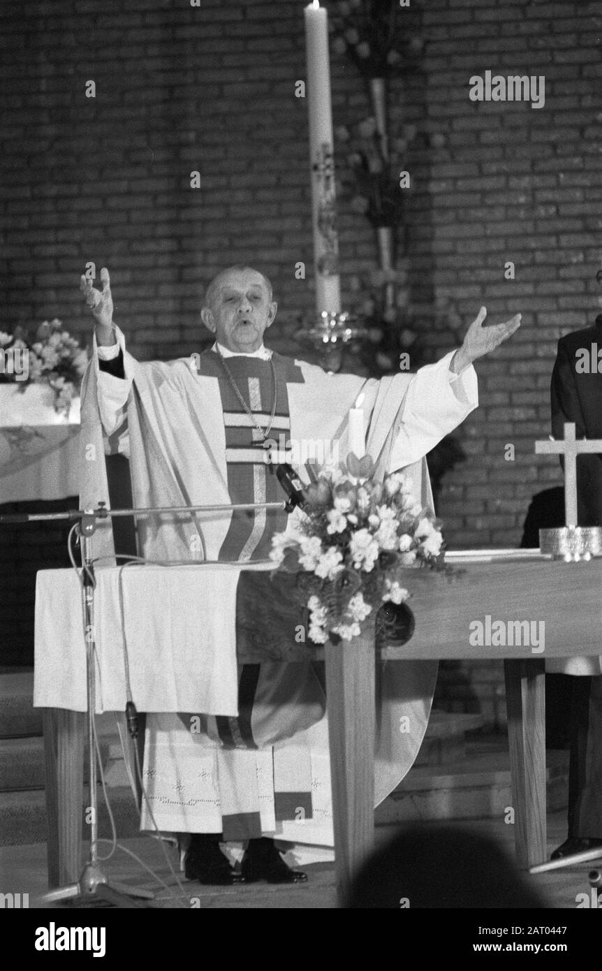 Don Helder Camara célèbre le jubileum de l'évêque à Leiden; Don Helder Camara au mot Date: 23 avril 1977 lieu: Leiden, Zuid-Holland mots clés: Évêques Banque D'Images