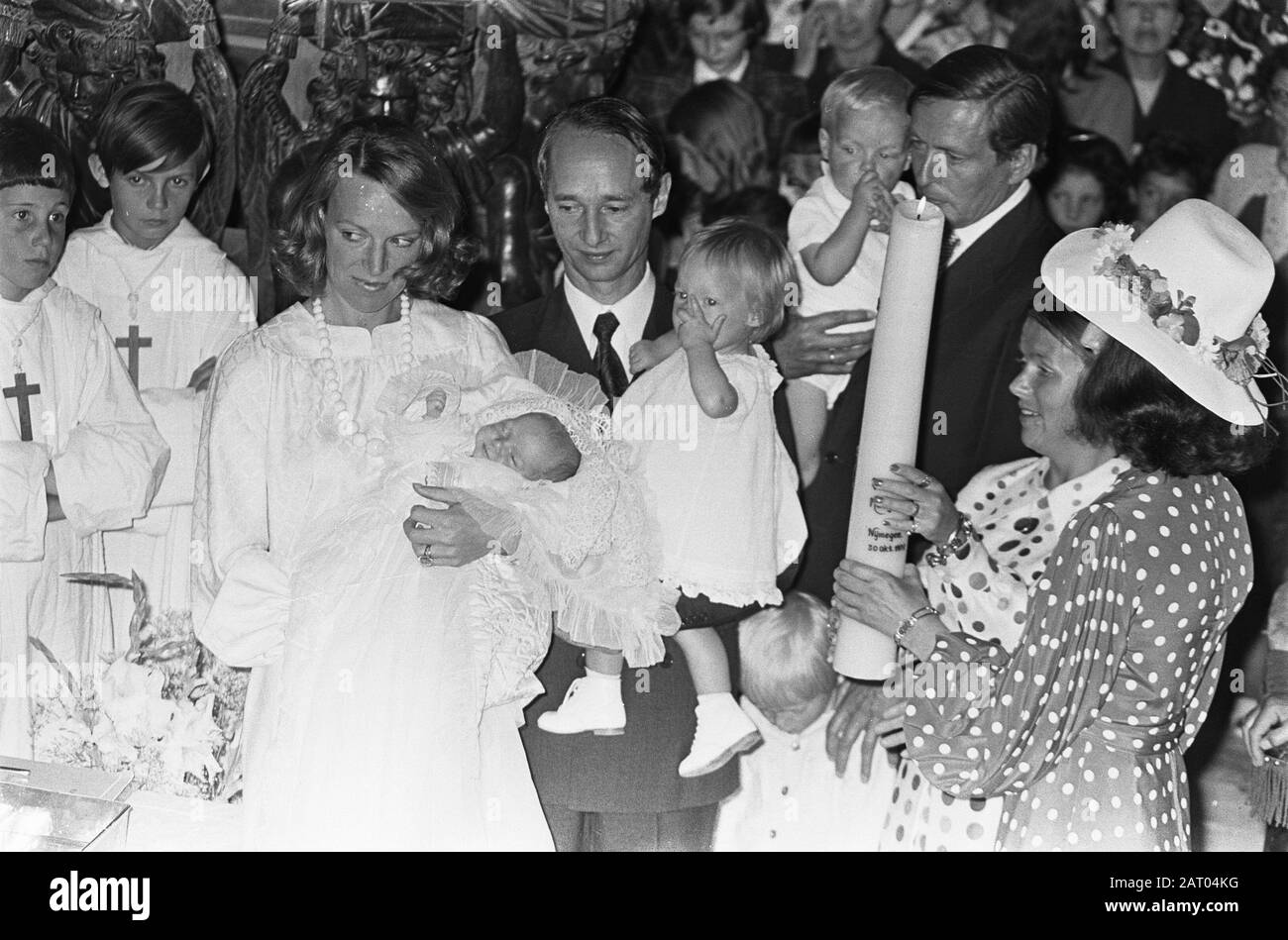 Baptême princesse Maria Carolina Christina à Lignieres (fille Irene), Irene avec fille Carel Hugo, Claus avec jumeaux, Christina, Carlos Date : 20 juillet 1974 lieu : Lignières mots clés : baptême, filles, jumeaux Nom personnel : Carel Hugo, Carlos, prince, Christina, princesse, Claus, prince, Irene, princesse Banque D'Images