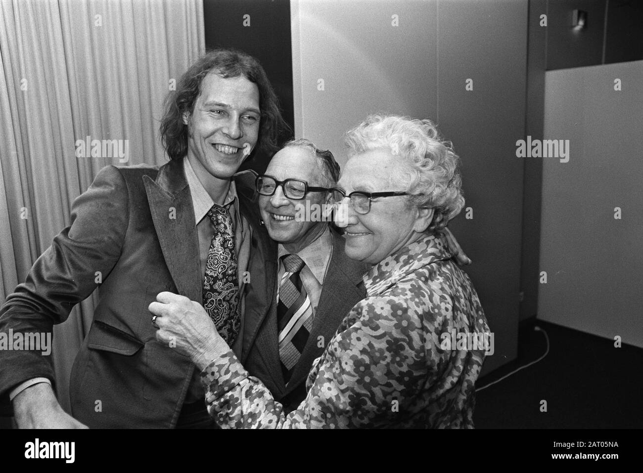 Nico Arends pris en otage par Polisario gratuitement de nouveau, à l'aéroport de Schiphol; Nico Arends est accueilli par les parents Date: 31 janvier 1976 mots clés: Otages, communiqués Nom personnel: Arends, Nico, Polisario Banque D'Images Nico Arends pris en otage par Polisario gratuitement de nouveau, à l'aéroport de Schiphol; Nico Arends est accueilli par les parents Date: 31 janvier 1976 mots clés: Otages, communiqués Nom personnel: Arends, Nico, Polisario Banque D'Images