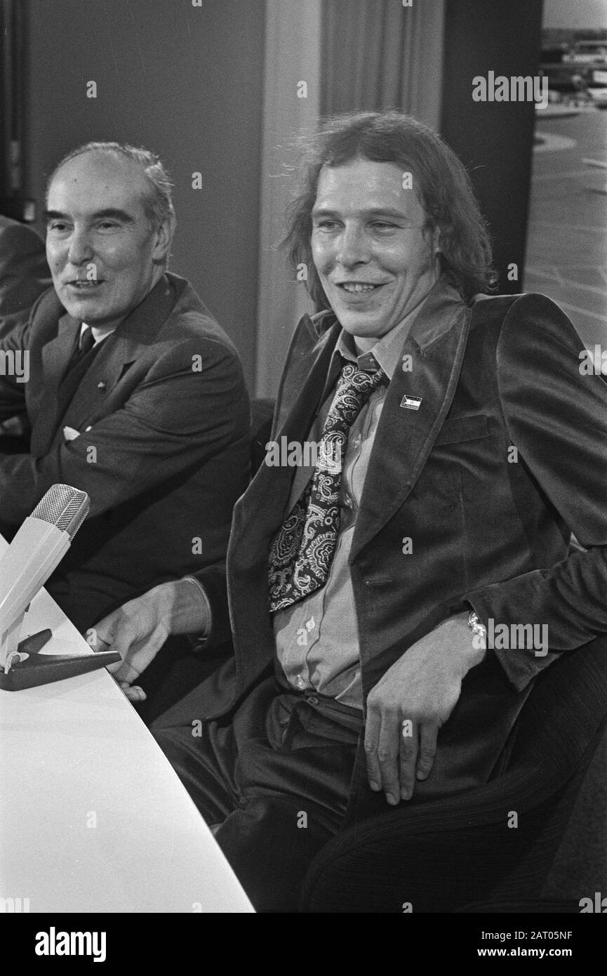 Nico Arends pris en otage par Polisario gratuitement de nouveau, à l'aéroport de Schiphol; Nico Arends pendant la conférence de presse Date: 31 janvier 1976 mots clés: Otages, conférences de presse, communiqués Nom personnel: Arends, Nico, Polisario Banque D'Images Nico Arends pris en otage par Polisario gratuitement de nouveau, à l'aéroport de Schiphol; Nico Arends pendant la conférence de presse Date: 31 janvier 1976 mots clés: Otages, conférences de presse, communiqués Nom personnel: Arends, Nico, Polisario Banque D'Images