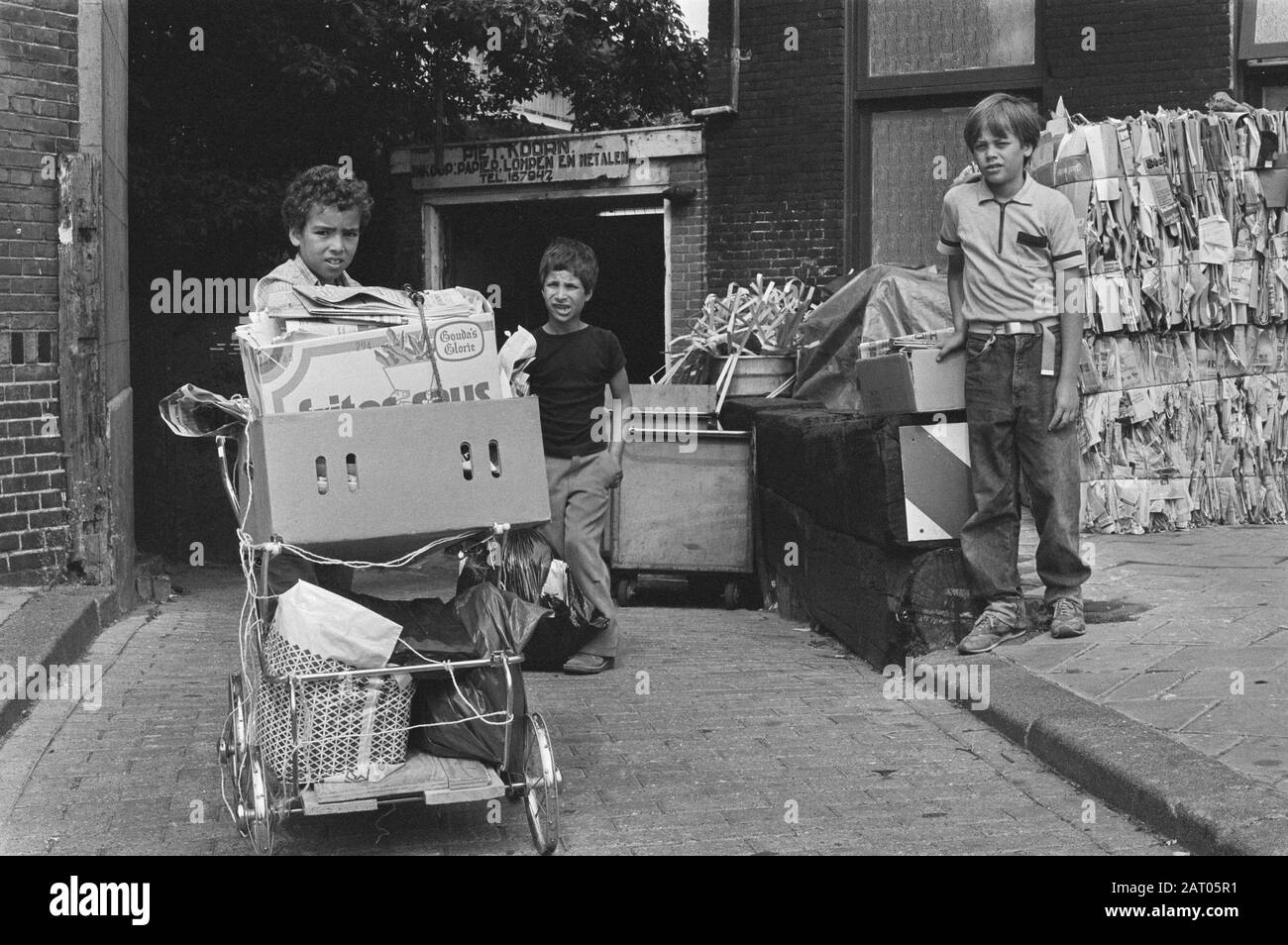 En raison de la hausse des prix, l'ancien papier est de nouveau en demande; trois enfants soumettent le papier à l'acheteur Date: 15 août 1984 mots clés: Enfants, papier Banque D'Images