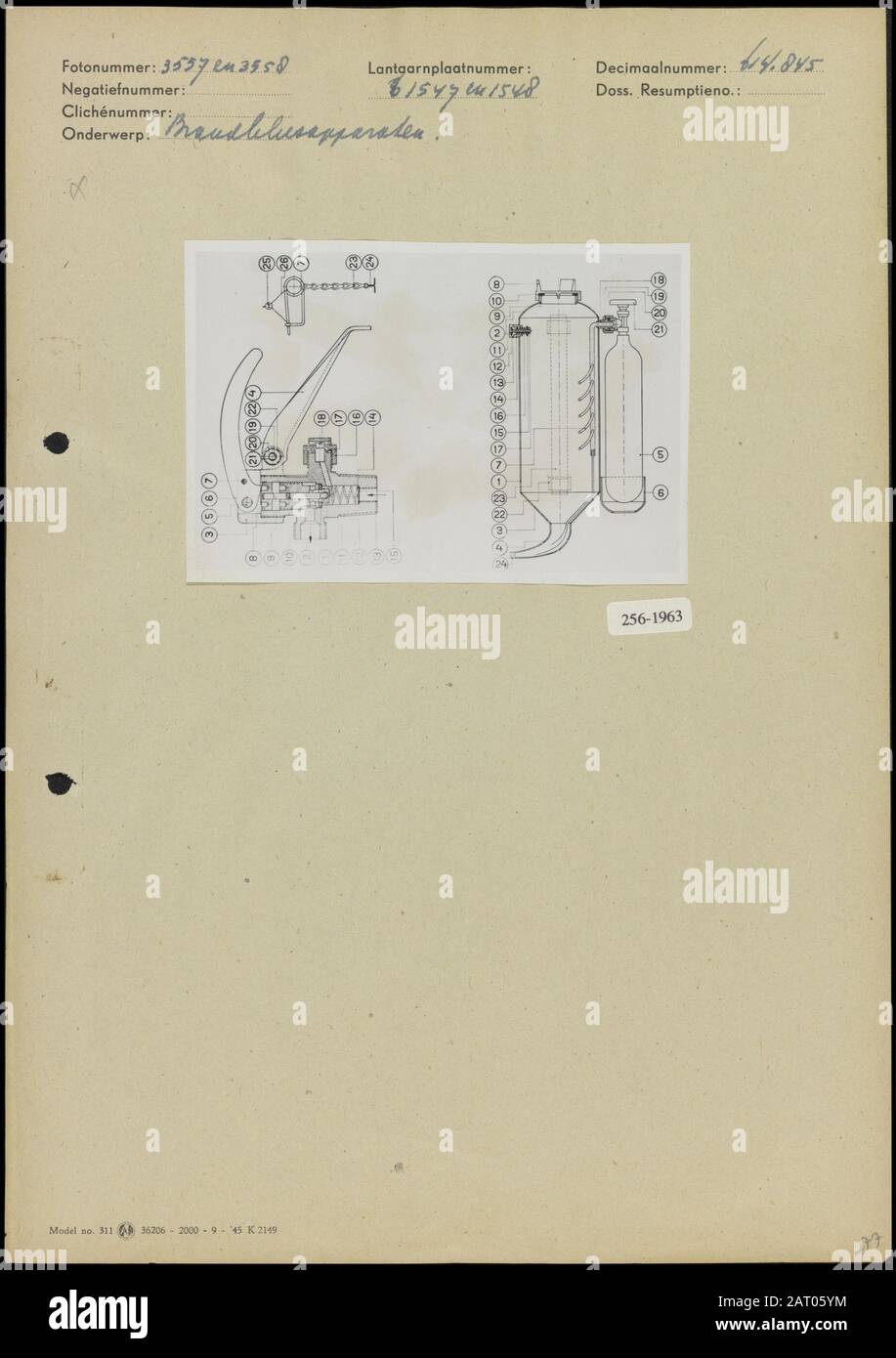 Extincteurs transversaux Date : mars 1949 mots clés : extincteurs, prévention des incendies, illustrations, sécurité Banque D'Images