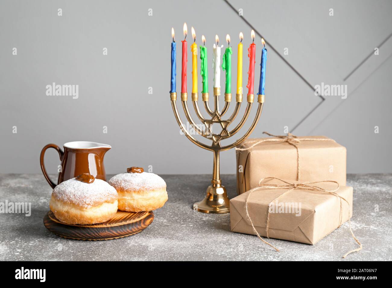 Menorah, beignets et cadeaux pour Hanoukkah sur table Banque D'Images