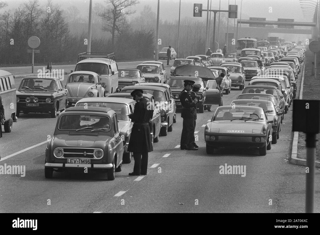 Voitures en embouteillage au passage frontalier Bergh en relation avec Pâques douane chèques voitures et conducteurs Date: 9 avril 1971 lieu: Bergh, Gueldre, Montferland mots clés: Voitures, douanes, embouteillages, frontières Banque D'Images
