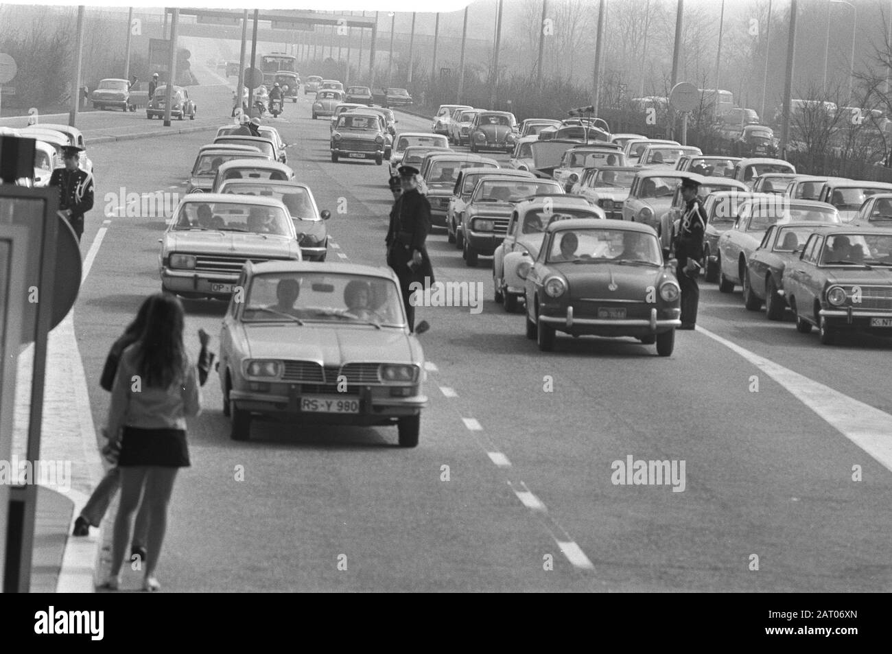 Voitures en embouteillage au passage frontalier Bergh en relation avec Pâques douane chèques voitures et conducteurs Date: 9 avril 1971 lieu: Bergh, Gueldre, Montferland mots clés: Voitures, douanes, embouteillages, frontières Banque D'Images