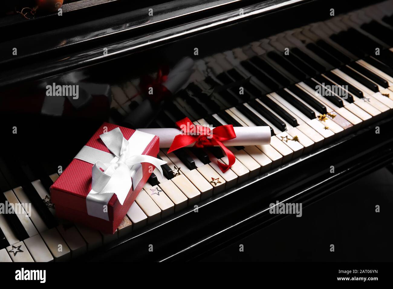 Piano avec beau cadeau de Noël et notes de musique Photo Stock - Alamy