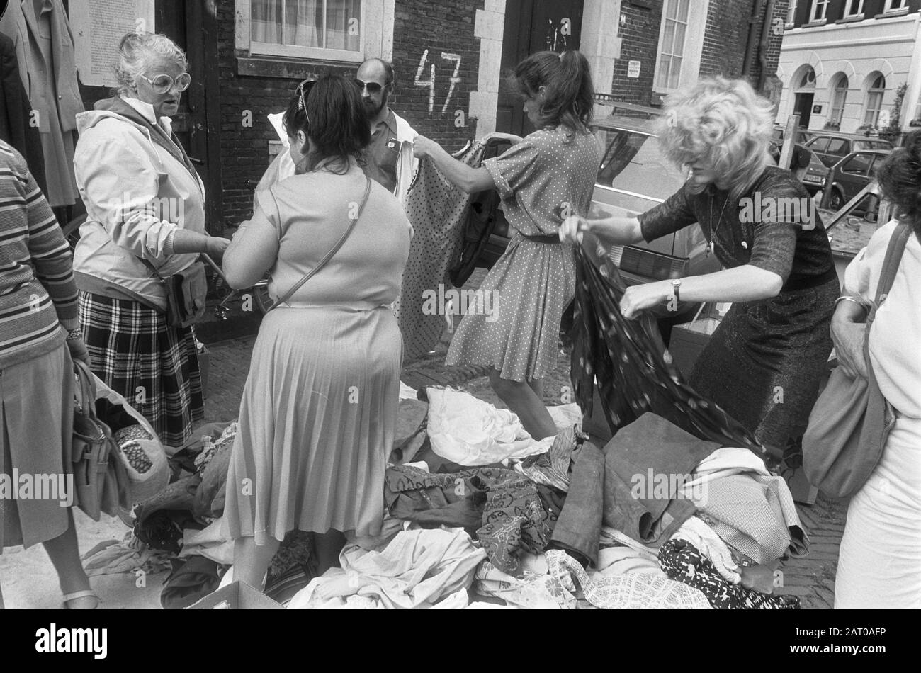 Acheter des vêtements d'occasion au Noordermarkt à Amsterdam recherche de femmes entre les vêtements Date: 13 juin 1983 lieu: Amsterdam, Noord-Holland mots clés: Vêtements, marchés, images de rue, femmes Banque D'Images