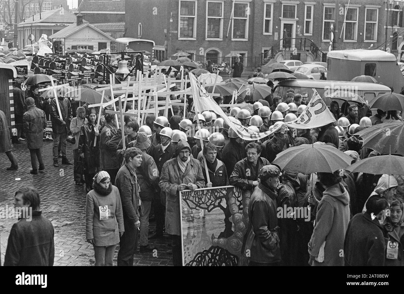 Manifestation de trois jours en mars, manifestants avec croix et casque sur Waterlooplein Date : 27 mars 1967 mots clés : casques, CROIX, Marches De Protestation, manifestants Banque D'Images