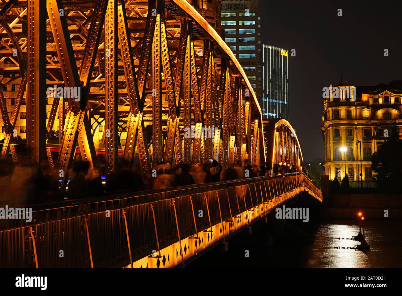 Shanghai, CHINE -29 OCTOBRE 2019 - vue sur le pont Waibaidu, anciennement appelé Garden Bridge, et le célèbre Broadway Mansion. Construit en 1909, ce W Banque D'Images