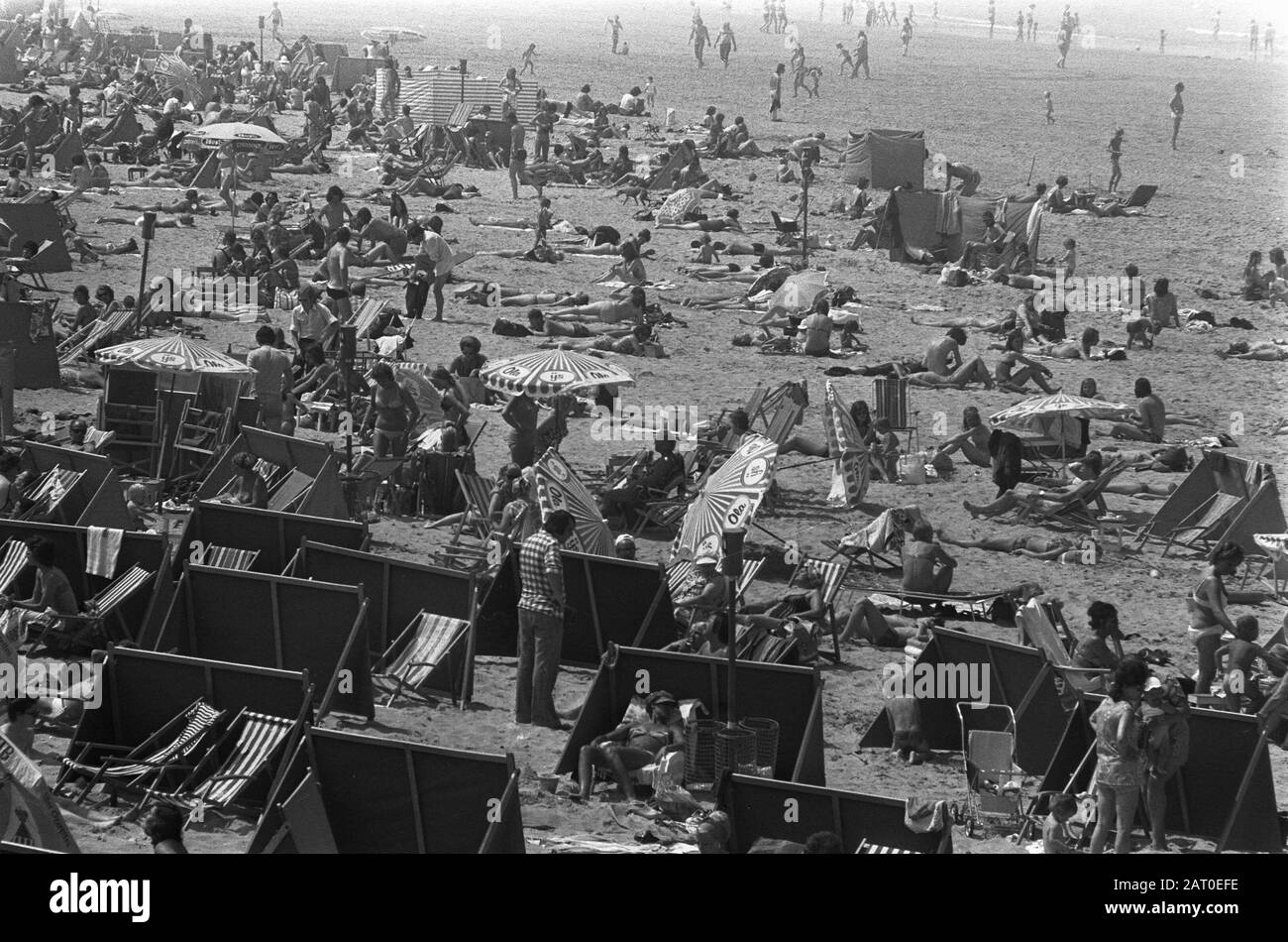 Impression sur la plage Scheveningen, foules sur la plage Date : 19 juin 1973 lieu : Scheveningen, Zuid-Holland mots clés : plages Banque D'Images