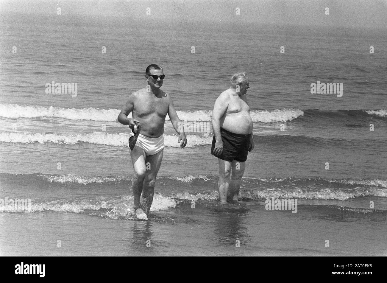 Impression sur la plage Scheveningen, deux hommes en mer Date : 19 juin 1973 lieu : Scheveningen, Zuid-Holland mots clés : plages, mer Banque D'Images