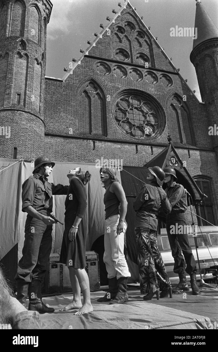 Théâtre d'action politique allemand Rote Rube spectacles sur le Chili à Binnenhof Date: 2 octobre 1975 lieu: Binnenhof, La Haye, Zuid-Holland mots clés: Théâtres, représentations : Verhoeff, Bert/Anefo Banque D'Images