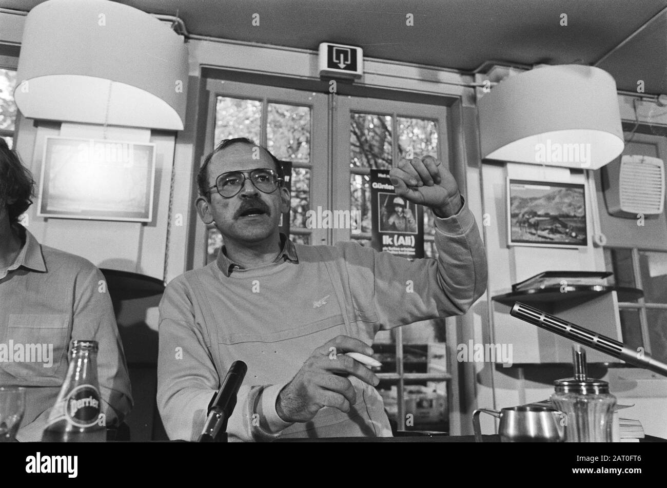 L'écrivain allemand Günter Wallraff à Amsterdam concernant la traduction  Ganz Unten; Günter Wallraff lors de la conférence de presse (l'éditeur  gauche Rob van Gennep Date: 8 novembre 1985 lieu: Amsterdam, Noord- Holland