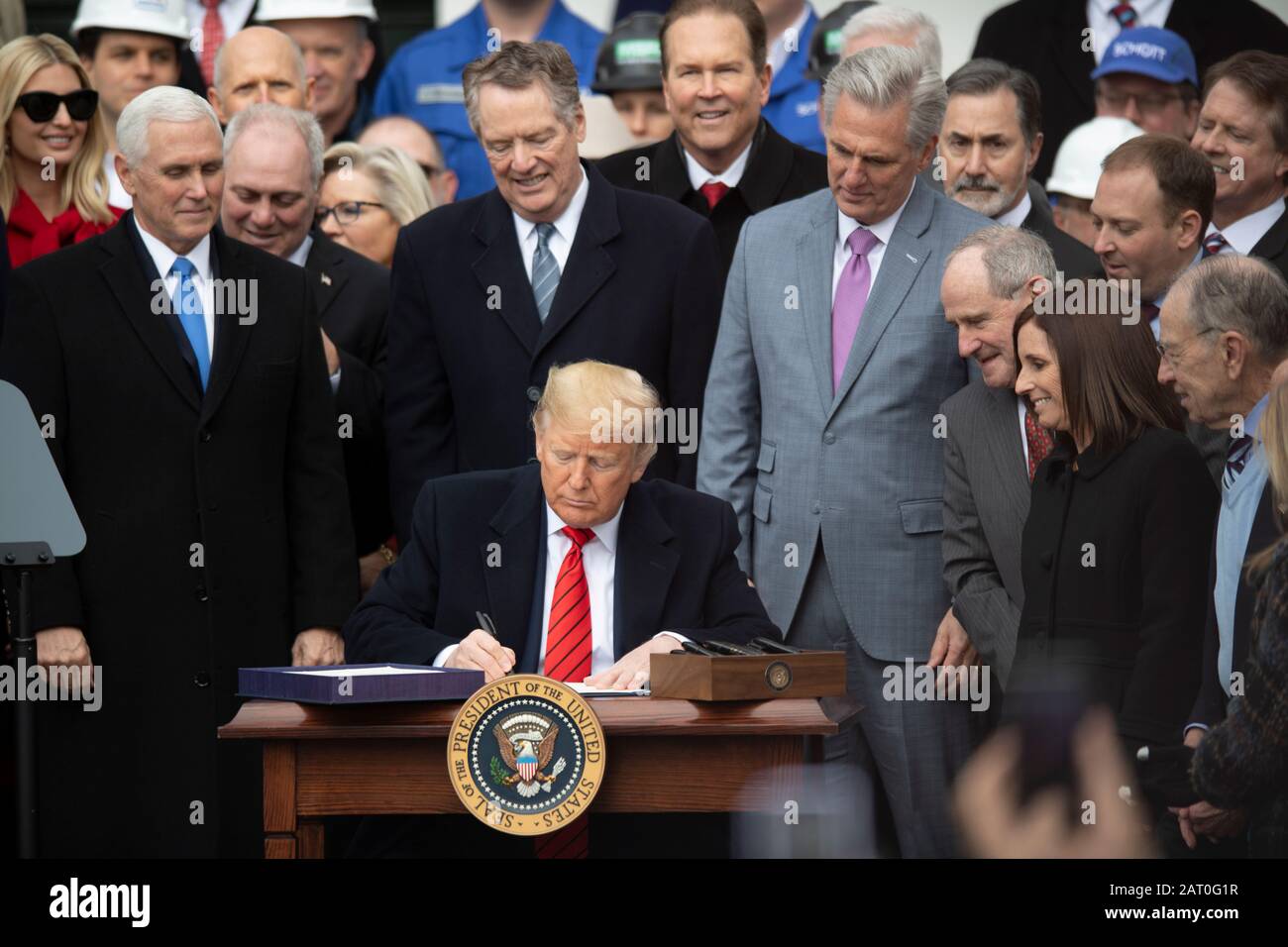 Pékin, Chine. 29 janvier 2020. Le président américain Donald Trump signe l'Accord États-Unis-Mexique-Canada (USMCA) à la Maison Blanche à Washington, DC le 29 janvier 2020. Crédit: Liu Jie/Xinhua/Alay Live News Banque D'Images