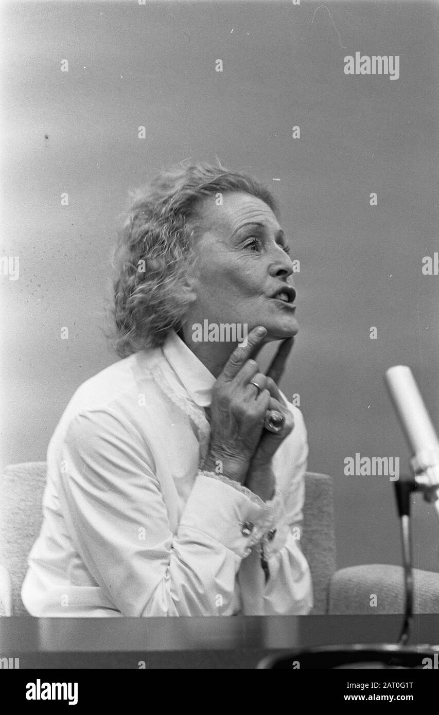Lilian Harvey, la Star allemande du film [avant la guerre], visite notre pays. Au cours de la conférence de presse Date: 28 août 1963 mots clés: Actrices, stars du cinéma, conférences de presse, portraits Nom personnel: Harvey, Lilian Banque D'Images