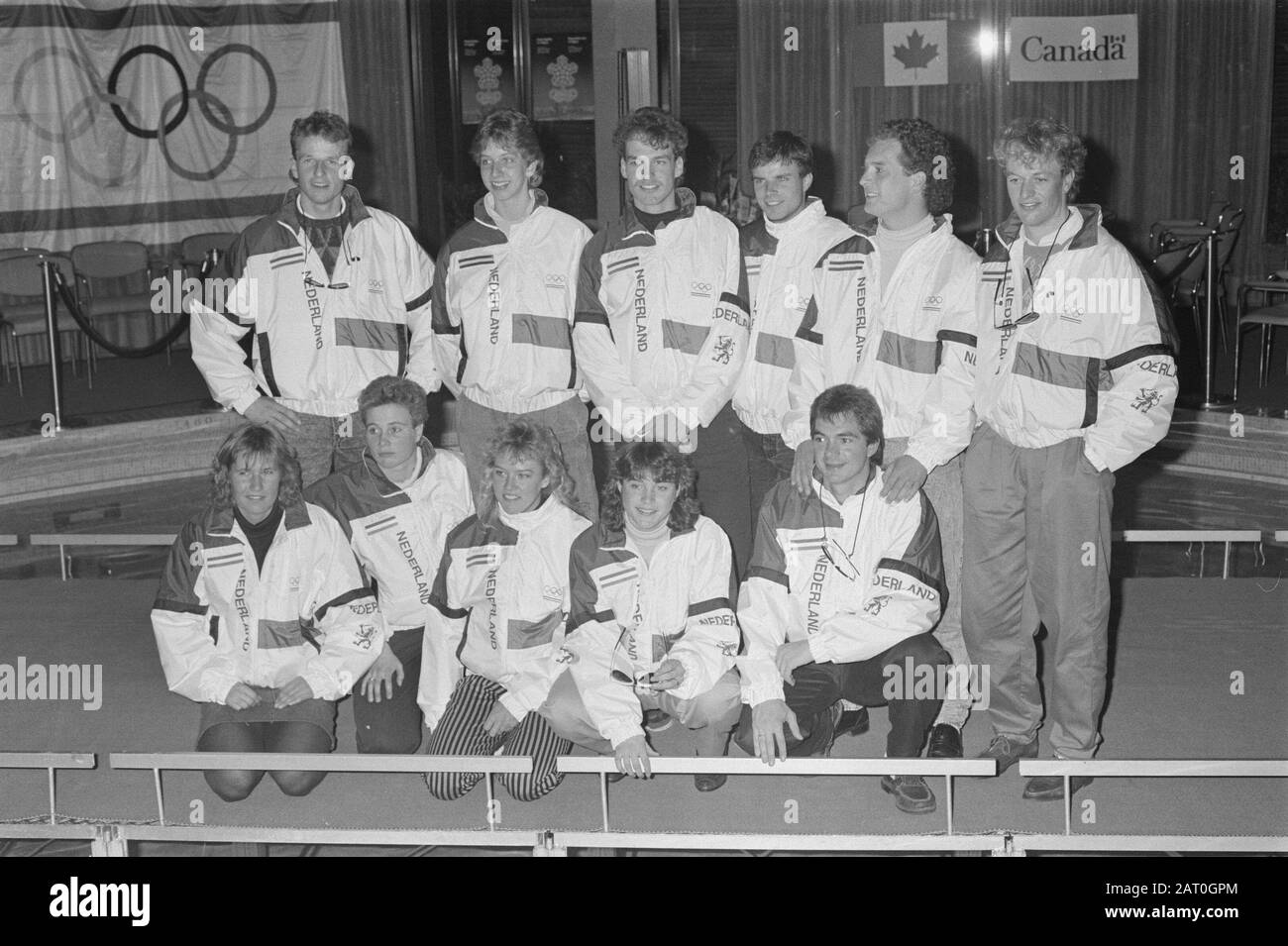 Équipe de patinage olympique présentée à Adam; de visser, Aaftink, Dijkstra, Boelsma, Nijkema et Kemkers, Stam assis, Haringa, Paul, Van Gennip, équipe olympique de patinage de vitesse néerlandaise Vergeer 1988. , Gerard Kemkers; Assis Marieke Stam, Ingrid Haringa, Ingrid Paul, Yvonne Van Gennip, Hein Vergeer; Banque D'Images